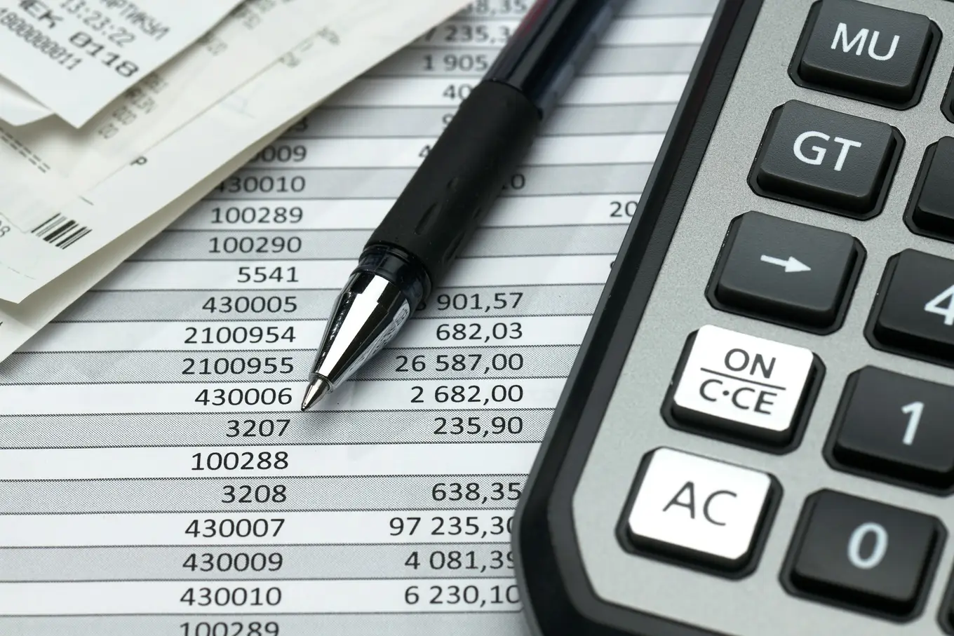 kalkulator na dokumentach finansowych